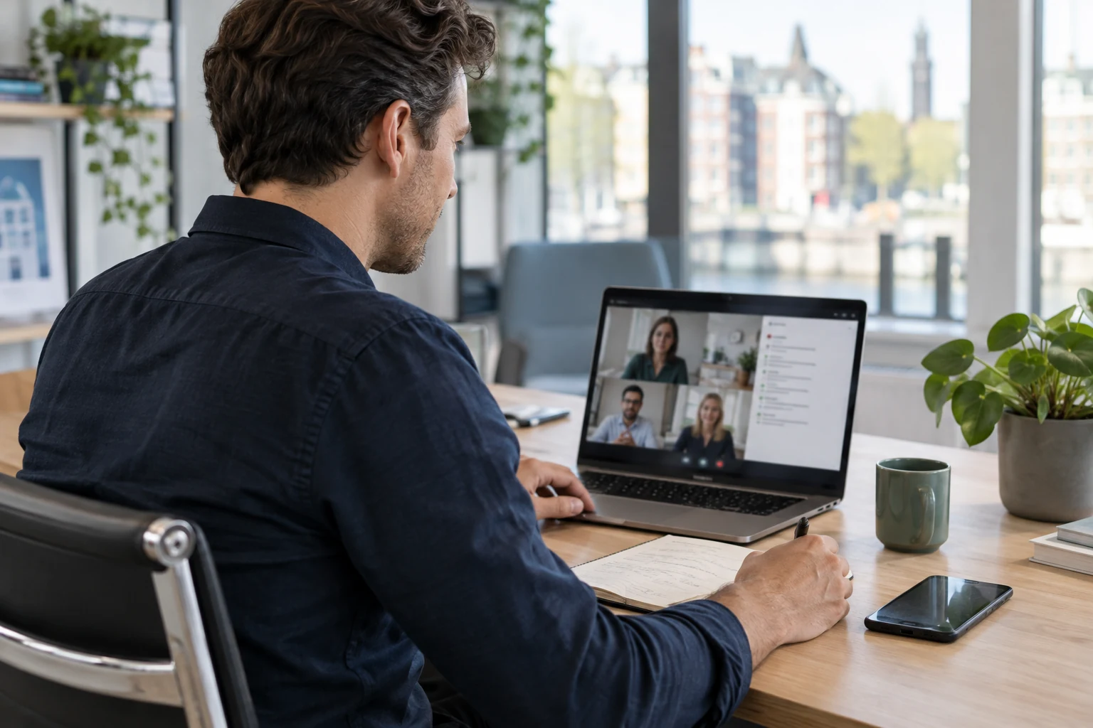 Illustratie van een medewerker die een online overleg voorbereidt aan een laptop